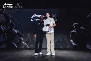 韋德出席簽約儀式！李寧旗下品牌韋德之道簽約籃網(wǎng)8號秀杰明