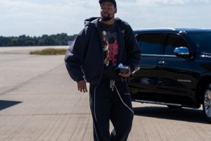 客戰(zhàn)鵜鶘！火箭曬登機照：KD穿羽絨服氣質(zhì)逼人 電風(fēng)扇隨隊出征