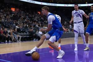 好險(xiǎn)！弗拉格反擊跟進(jìn)戰(zhàn)斧暴扣險(xiǎn)些受傷 落地后踩到球&好在無礙