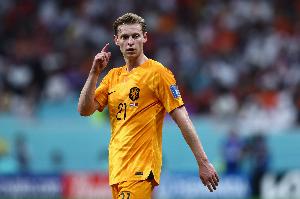 范巴斯滕：德容在荷蘭幾乎從不向前推進(jìn)或轉(zhuǎn)移球，這令人失望