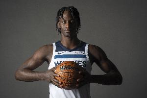 打廣州可以出戰(zhàn)！萊昂納德-米勒右手小拇指割傷已恢復(fù)！