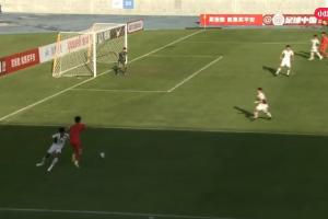 真快?。⊥踱晽澆迳系们騼?nèi)切一步過(guò)，對(duì)手無(wú)奈上手犯規(guī)