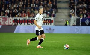 穩(wěn)??！施洛特貝克vs北愛爾蘭107次觸球、87次傳球均為全場最多