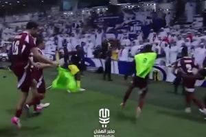 白頭巾氣炸了??阿聯(lián)酋球迷被挑釁后瘋狂扔水瓶，沖進場內(nèi)扭打