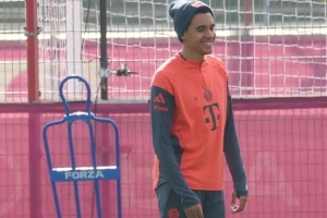 圖片報：穆西亞拉觀看拜仁公開訓練，與球迷合影簽名并和教練長談