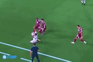 主帥應(yīng)聲倒地！卡塔爾球員邊線貼臉大腳，皮球正中洛佩特吉面部