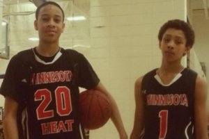 雄鹿曬科菲&希姆斯現(xiàn)在和過去合影：兒時(shí)的隊(duì)友再相聚