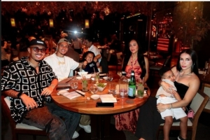 享受美好時(shí)光！安東尼社媒分享度假照片，本賽季5場(chǎng)1球1助