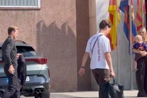 續(xù)約在即！德容抵達(dá)巴薩總部，準(zhǔn)備正式簽署新合同