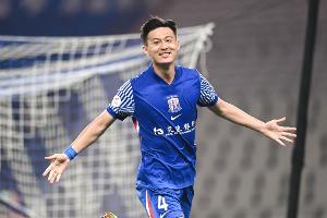 記者：蔣圣龍因妻子生產(chǎn)飛回上海陪伴，明天能否出戰(zhàn)還是未知數(shù)