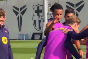 ??巴薩球員在訓(xùn)練課列隊(duì)用拍頭禮祝賀德容續(xù)約、費(fèi)爾明傷愈歸隊(duì)