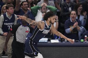 兢兢業(yè)業(yè)！萊夫利出戰(zhàn)25分鐘 7中5砍下12分11板2帽