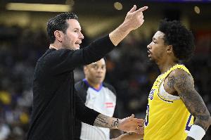 有一點(diǎn)鐵！尼克-史密斯半場(chǎng)出場(chǎng)10分鐘 5中1拿到3分1板1助