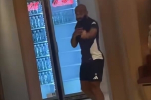 氣氛搞起來！姆伯莫在卡靈頓基地唱跳RAP