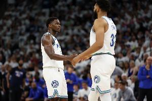 唐斯：看到華子成功我驕傲 總會(huì)路過(guò)阿迪門(mén)店就為了看他的海報(bào)