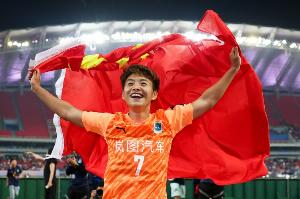 王霜致謝亞足聯(lián)：為女足俱樂部創(chuàng)造新平臺(tái)，無論是否獲獎(jiǎng)都驕傲
