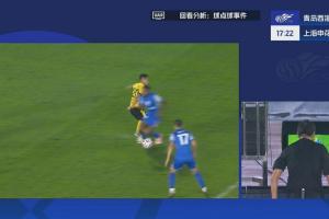 馬納法倒地，主裁看VAR判罰點球！吳曦點射命中，申花1-1西海岸