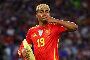 世體：亞馬爾可能和專(zhuān)賣(mài)簽名商品的公司合作，現(xiàn)在不給球迷簽名了