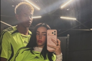 秀恩愛(ài)！女友社媒曬與亞馬爾親密自拍合照