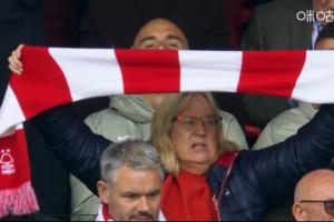 ??看光頭識(shí)人！馬雷斯卡看臺(tái)上觀戰(zhàn)，被球迷的圍巾擋住臉了