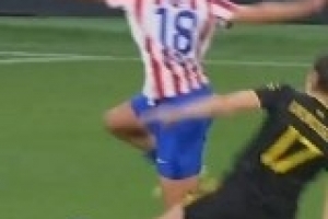 這球紅牌？曼聯(lián)女足歐冠鏟球染紅！球迷吐槽“史上最糟糕紅牌”