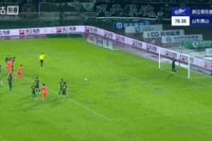 泰山2-2扳平浙江！裁判長時(shí)間看VAR后判程進(jìn)犯規(guī)，克雷桑點(diǎn)射破門