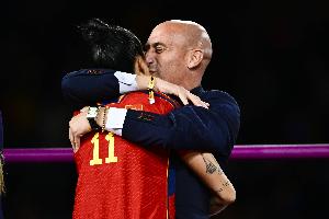 深陷“強(qiáng)吻門”！西媒：西足協(xié)前主席魯比亞萊斯將出書講述該事件