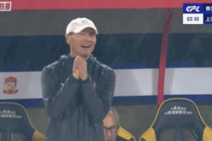 要被氣哭了！青島西海岸快攻被邊裁吹停，場(chǎng)邊邵佳一表情抓狂