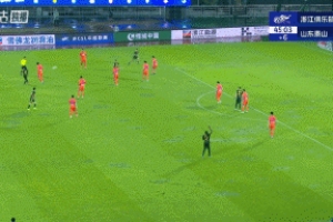 光速扳平！泰山后防洛佩斯冒頂，卡列洛破門，浙江1-1扳平泰山
