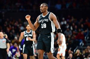 將開啟生涯第15季！Scotto：馬刺33歲中鋒比永博成功留隊(duì)