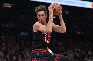 杰倫-史密斯：科林斯是身體對(duì)抗核心之一 他缺陣后我必須承擔(dān)更多