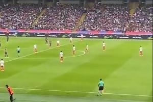 繼續(xù)抗議！巴薩vs赫羅納開(kāi)球15秒“靜站”，轉(zhuǎn)播切球場(chǎng)遠(yuǎn)景