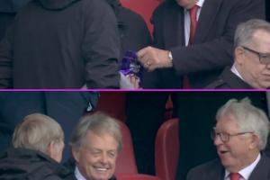 曼聯(lián)領(lǐng)先！弗格森在看臺(tái)上分享巧克力給達(dá)格利什，弗爵笑得超開(kāi)心