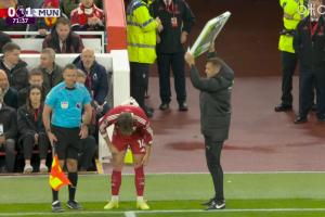 第72分鐘利物浦換下伊薩克，基耶薩登場(chǎng)