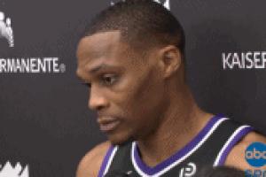 記者問威少是否是生涯最后一賽季 威少復刻經(jīng)典表情包并予以否認