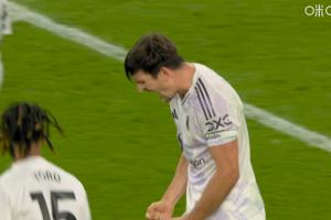 領(lǐng)導(dǎo)力！馬奎爾賽后怒吼慶祝，與隊(duì)友一一擁抱慶祝