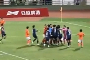 川超有球員被踩中踝關(guān)節(jié)骨裂，引發(fā)雙方球員沖突