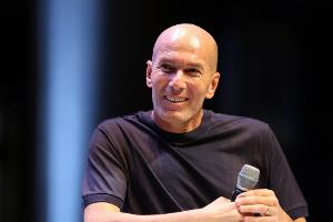 高價(jià)買(mǎi)票啥都沒(méi)！RMC：齊達(dá)內(nèi)出席活動(dòng)引混亂，簽名會(huì)直接被取消