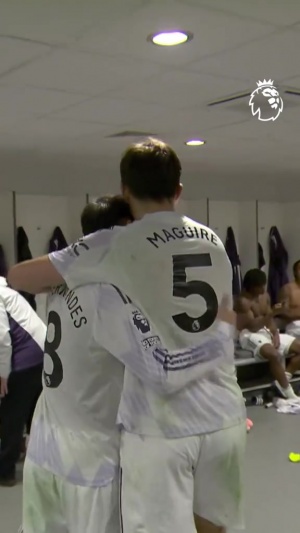 英雄凱旋！馬奎爾賽后回到更衣室，隊友拍頭鼓掌歡迎+B費搞怪慶祝