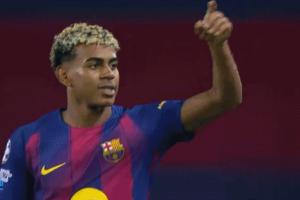 女友現(xiàn)場觀戰(zhàn)！亞馬爾點(diǎn)射破門后，向看臺(tái)做出飛吻慶祝