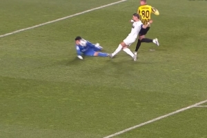 硬漢??凱拉特門將出擊用頭擋出對手單刀 歐冠5次撲救獲10分滿分