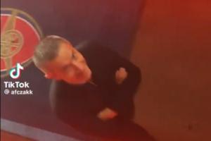 幕后英雄，轉(zhuǎn)會的神！阿森納球迷賽后朝貝爾塔大喊，后者微微一笑