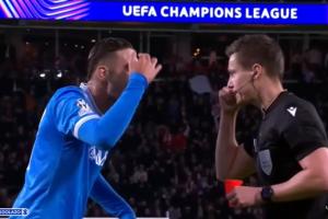 示意主裁腦子不好or示意對手用頭碰球？盧卡用手狂指腦門吃到直紅