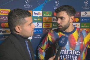 拉亞：在球還沒(méi)到中場(chǎng)線(xiàn)時(shí)，阿森納的球員就都想著去攔截