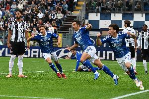 衛(wèi)報(bào)：巴薩與黃潛的海外賽被取消后，米蘭與科莫的海外比賽或泡湯