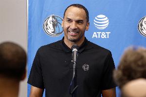 湖記玩梗：防守確實能奪冠—哈里森在瘋人院里看馬刺比賽時喊話！