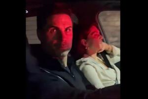 成固定景點(diǎn)了??阿爾特塔駕車被球迷堵住，妻子翻白眼無奈扶額