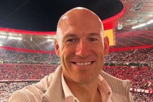 好久不見！41歲羅本重返慕尼黑，現(xiàn)場觀戰(zhàn)拜仁vs布魯日的歐冠比賽