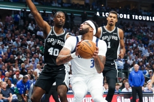 文班這我能防?。繚饷?2分13板1助2斷1帽 被文班亞馬40分15板打爆