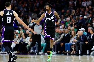 雙槍?zhuān)±纳习雸?chǎng)13中9砍下22分1板1助 蒙克6中5得到13分2助